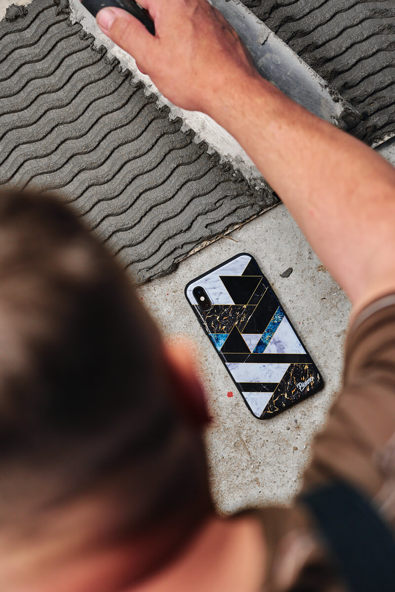 Kryt na mobil s designem Dark geometry